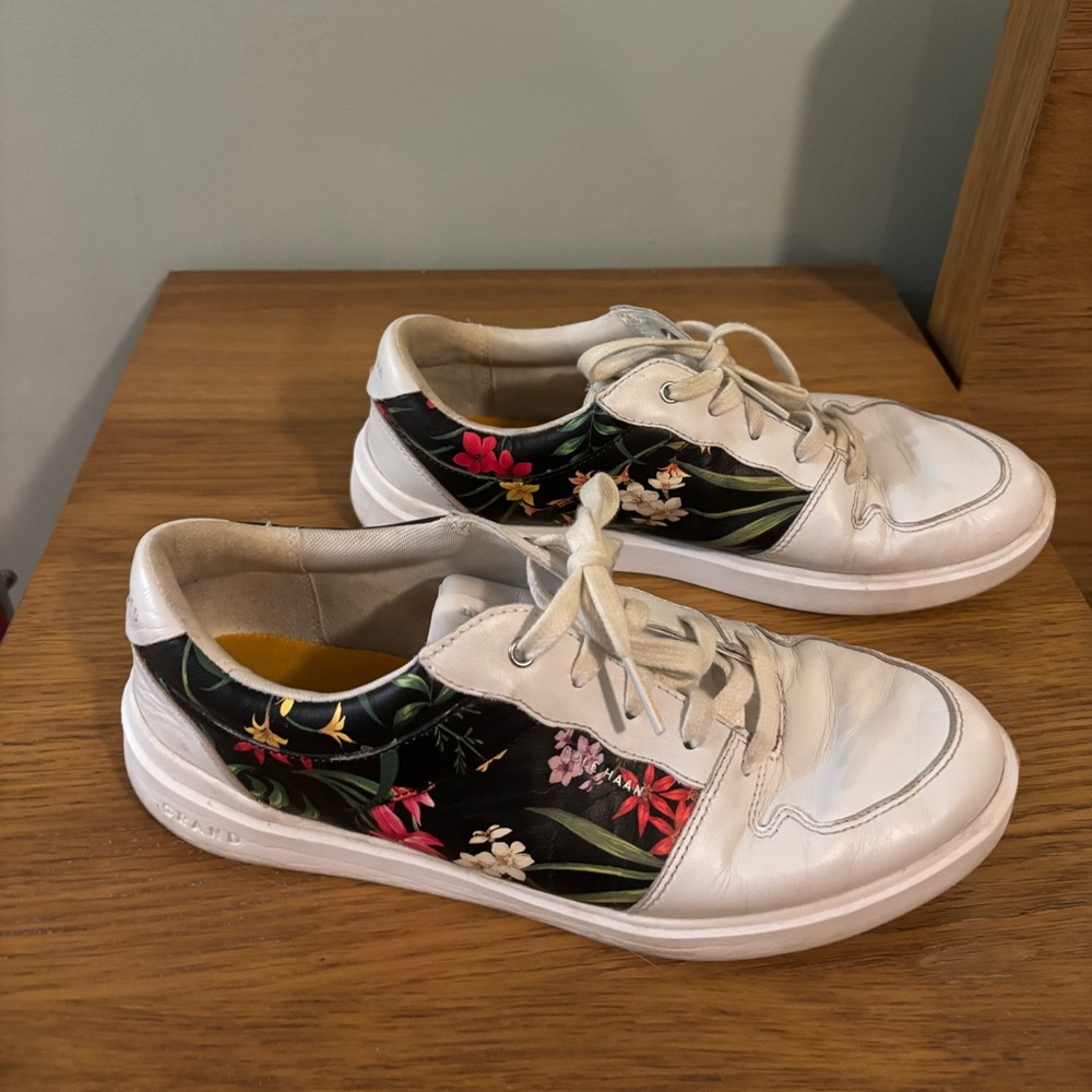 Cole Haan Floral White and Black Sneakers Size 8B Pre Loved - Picture 2 of 13